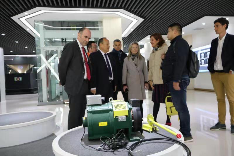 西班牙客商参观考察兰州新区问鼎娱乐app新能源汽车厂